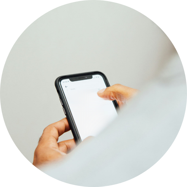 スマホを触っている様子